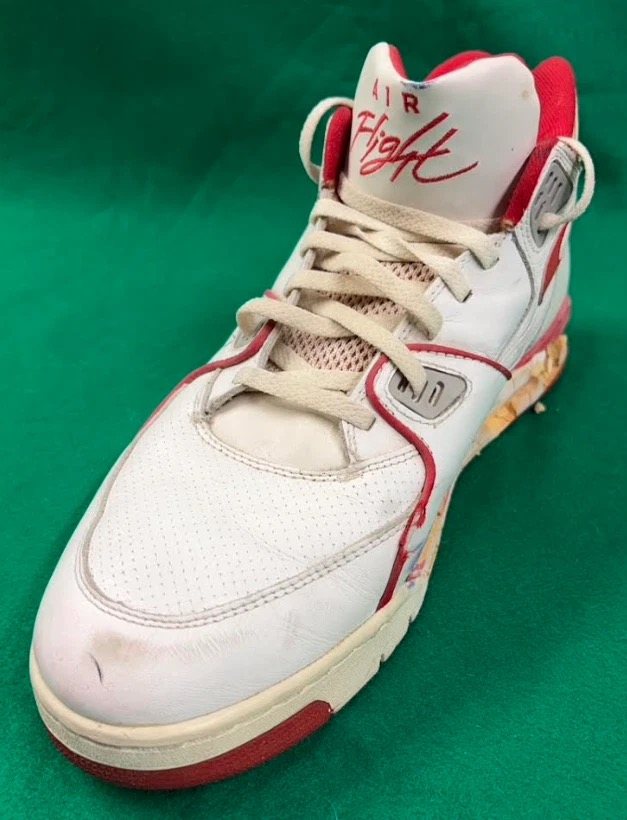 Laces and toe box of the Pippen sneaker