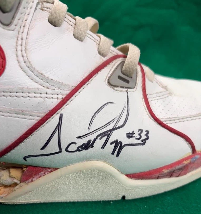 Close-up of the Scottie Pippen #33 signature