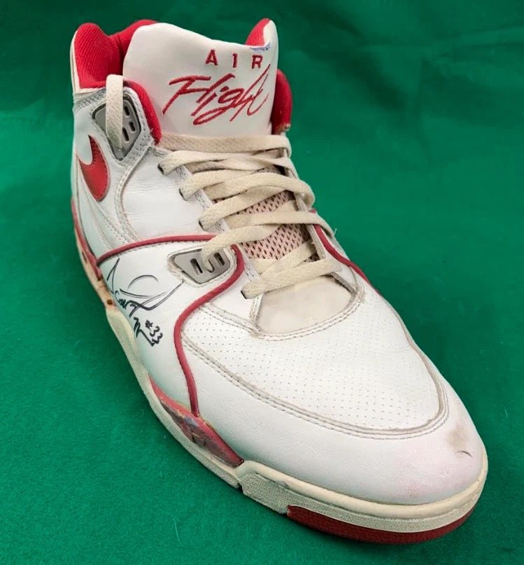 Scottie Pippen signature on the sneaker side panel